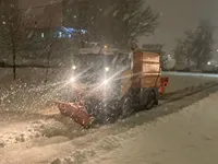 На столичные дороги вывели почти 300 единиц спецтехники для борьбы с последствиями снегопада