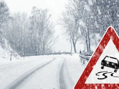 Сніг та ожеледиця: водіїв Києва попередили про погіршення погодних умов