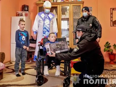 На Закарпатье мальчик попросил полицейских разыскать Святого Николая