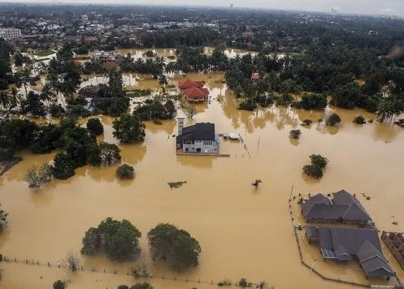 Щонайменше 10 людей зникли безвісти через повені в Малайзії