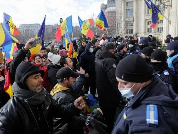 У Румунії антивакцинатори намагалися штурмувати парламент