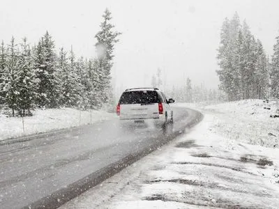 Без різких рухів: як уникнути ДТП на зимовій дорозі – поліція