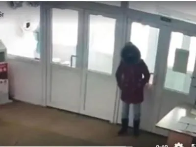 Чоловік, який у Львові чіплявся до 7-річної дівчинки в шкільному туалеті, раніше орудував у Києві – прокуратура