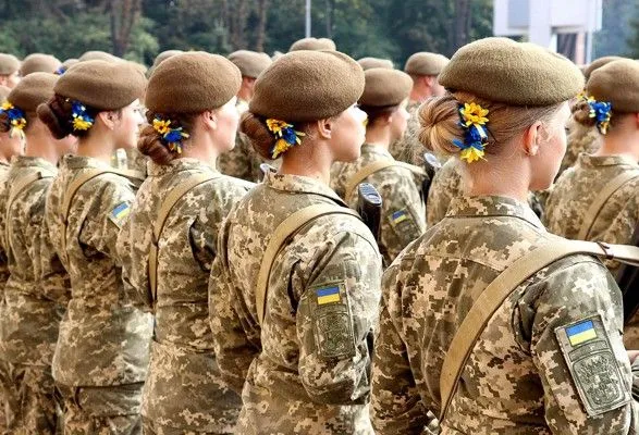 Журналісти, піарники і бібліотекарі: жінок яких професій в Україні будуть ставити на військовий облік