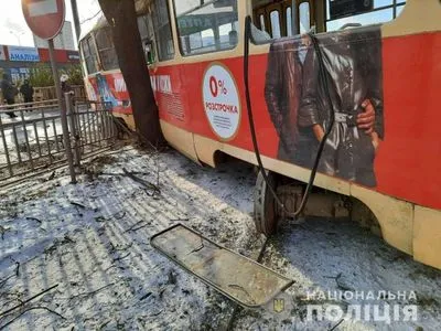 В Харькове вагон трамвая сошел с рельсов и протаранил ограждение: травмировались три пассажирки