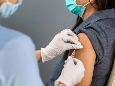 Минздрав Германии считает, что нужна четвертая прививка от COVID-19 из-за штамма “Омикрон”