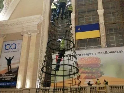 Елку на Центральном вокзале Киева нашли и устанавливают — Укрзализныця