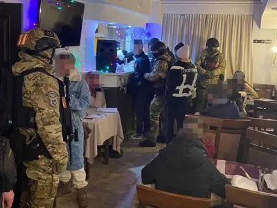 Обманывали мужчин в фейковом кафе: в Киеве разоблачили мошенническую схему