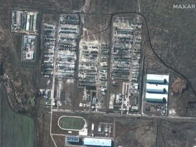 Супутникові знімки показують, що Росія продовжує нарощувати чисельність військ біля кордонів України