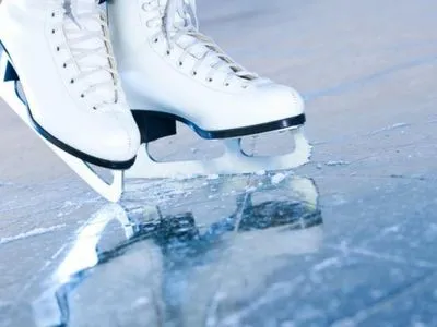 Каталася на ковзанах: у Києві врятували жінку, яка провалилася під лід