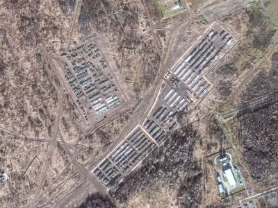 Росія продовжує нарощувати війська біля кордонів України - Bloomberg