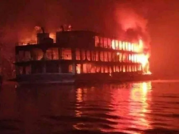 В Бангладеш загорелся паром с 500 пассажирами на борту: есть погибшие и пострадавшие