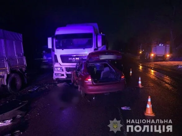 На Миколаївщині ДТП із легковиком та двома вантажівками – двоє загиблих