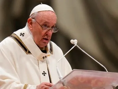 Папа Римський провів різдвяну месу у Ватикані: паства у масках, Понтифік - без