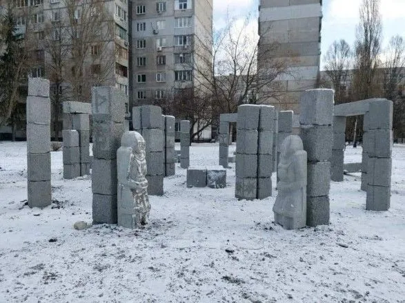 В Харькове возмущены "стоунхенджем" за полтора миллиона. В мэрии говорят, что в таком виде сооружение не примут