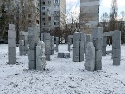 В Харькове возмущены "стоунхенджем" за полтора миллиона. В мэрии говорят, что в таком виде сооружение не примут