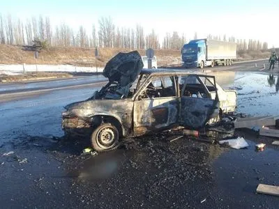 На трассе под Киевом после столкновения загорелся автомобиль. Пострадала семья с двумя маленькими детьми