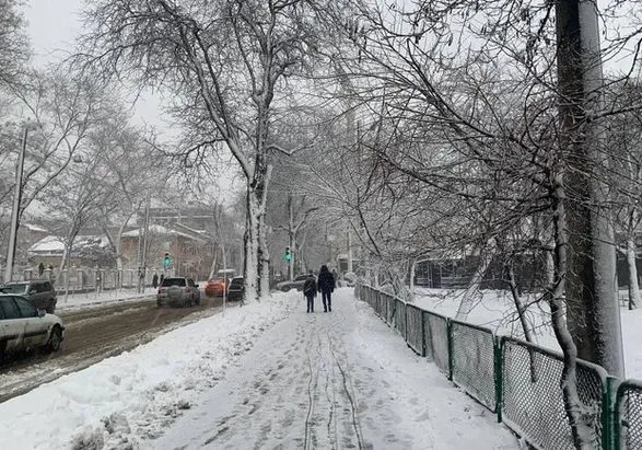 Комунальники прибирають сніг на дорогах Одеської області
