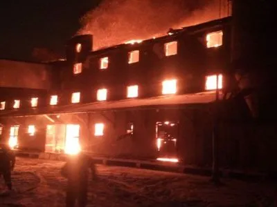 В Тернопольской области загорелся комбинат хлебопродуктов - для тушения направили пожарный поезд