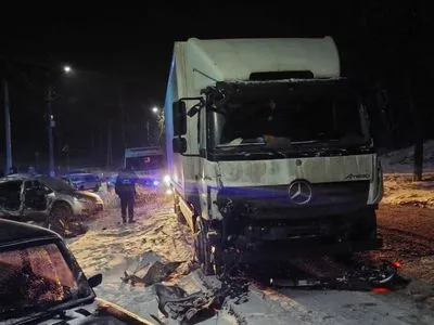 Не впоралась із керуванням і влетіла у вантажівку: у ДТП на Київщині одна людина загинула, троє постраждали