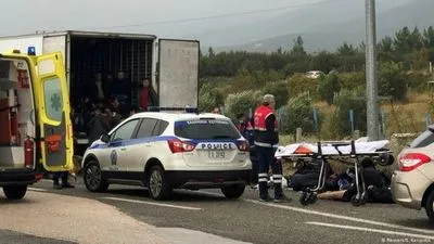 Полиция Северной Македонии обнаружила 53 мигранта, которые прятались в грузовике