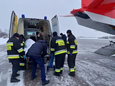 Пожар в реанимации на Прикарпатье: самолет ГСЧС доставил пострадавшую медработницу в Киев