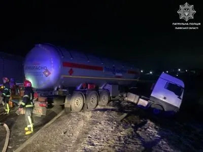 Пьяный водитель въехал в грузовик с пропаном: движение по трассе "Киев-Чоп" затруднено