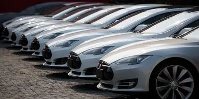 Tesla відкликає 475 тисяч автомобілів через проблеми з безпекою заднього виду