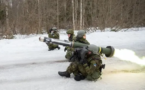estoniyi-planuye-postaviti-ukrayini-protitankovi-raketi-javelin-a-takozh-122-mm-gaubitsi
