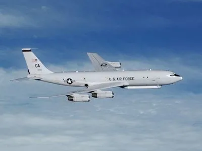 Літак ВПС США знову кружляє над сходом України