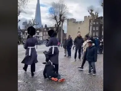 У Лондоні королівська гвардія збила з ніг дитину