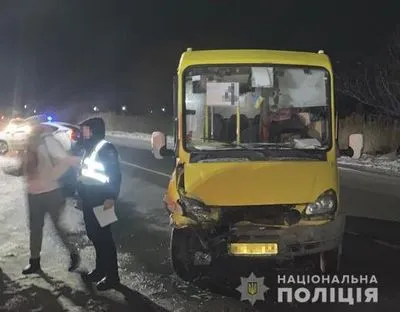Под Львовом несовершеннолетний водитель протаранил маршрутку, есть пострадавшие