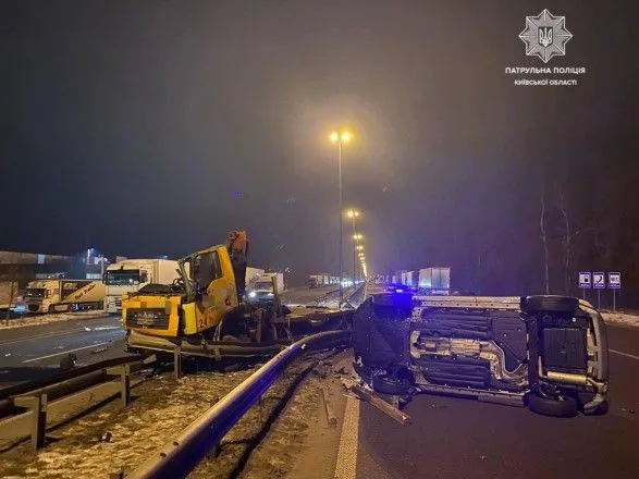 На трассе под Киевом произошло ДТП с грузовиком и эвакуатором: есть пострадавшие