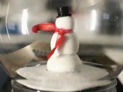 Создан на 3D-принтере: в Канаде инженер собрал рождественский шар, который генерирует настоящий снег