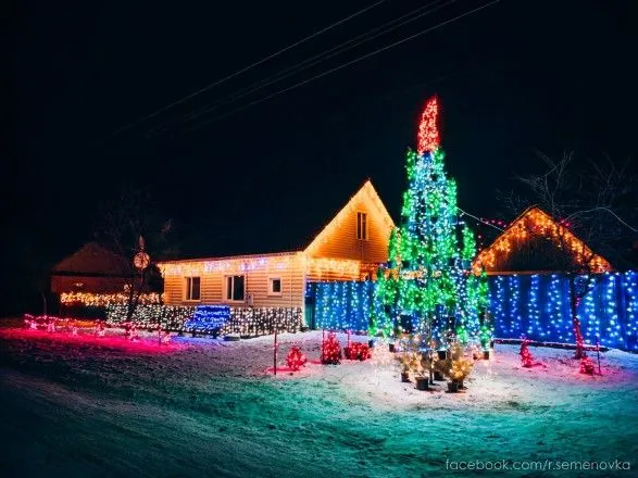На Чернігівщині чоловік казково прикрасив свій будинок до новорічних свят