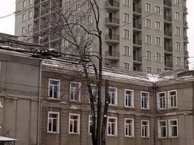 Труханов похвалил строителей за то, что загородили одесскую школу от солнца и повырубали деревья