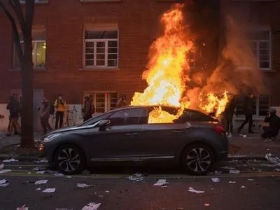 Під час святкування Нового року у Франції підпалили майже 900 автомобілів