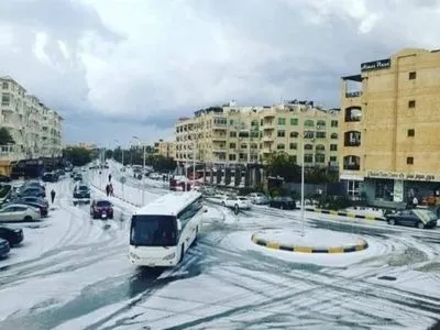 Новогодний сюрприз: курортный город в Египте засыпало снегом и градом