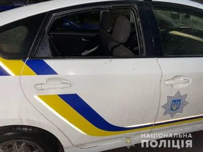 Угрожал прохожим молотком, а затем разбил стекло в авто полиции: в Ровенской области задержали мужчину, который должен был быть под домашним арестом