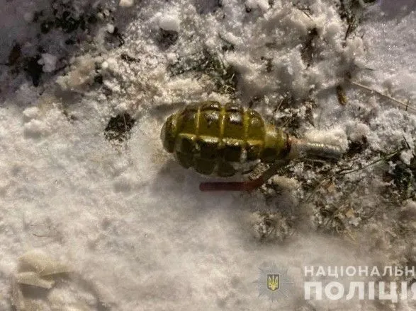 Возле ТЦ на Полтавщине нашли гранату, которая оказалась муляжом