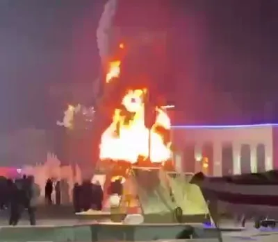 У Казахстані у новорічну ніч спалахнула ялинка на центральній площі одного з міст
