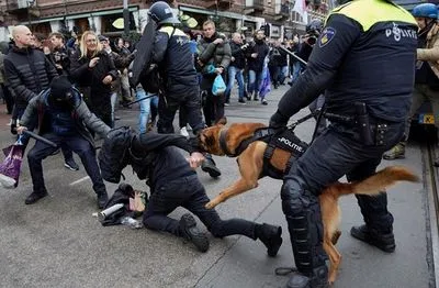 COVID-протест у Амстердамі: поліцейські спустили собак
