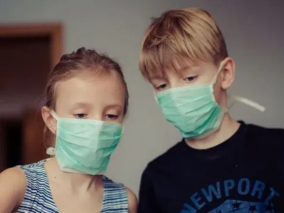 Велика Британія зобов'яже школярів носити маски на уроках