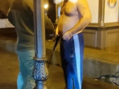 Босой и без верхней одежды: в центре Одессы мужчина разгуливал с ружьем в руках