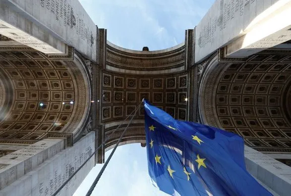 Прапор ЄС зняли з Тріумфальної арки в Парижі після того, як той викликав резонанс