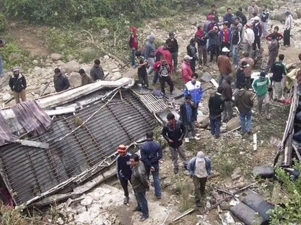 Автобус зірвався з шосе в Непалі, загинули 7 людей