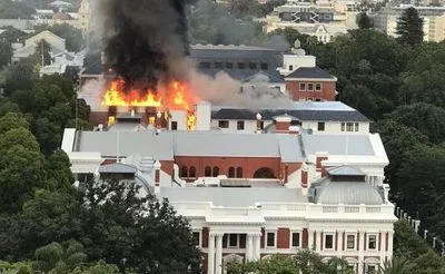 В Кейптауне в результате пожара обрушилась крыша парламента ЮАР