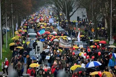 Полиция Нидерландов разогнала тысячи людей,что протестовали против карантинных мероприятий