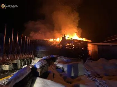 В Ивано-Франковской области горел деревообрабатывающий цех площадью 400 кв м - пожар тушили 15 спасателей