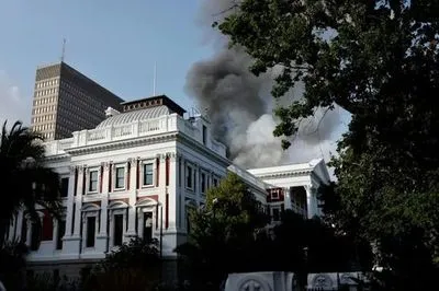 В Кейптауне случился пожар в здании парламента ЮАР